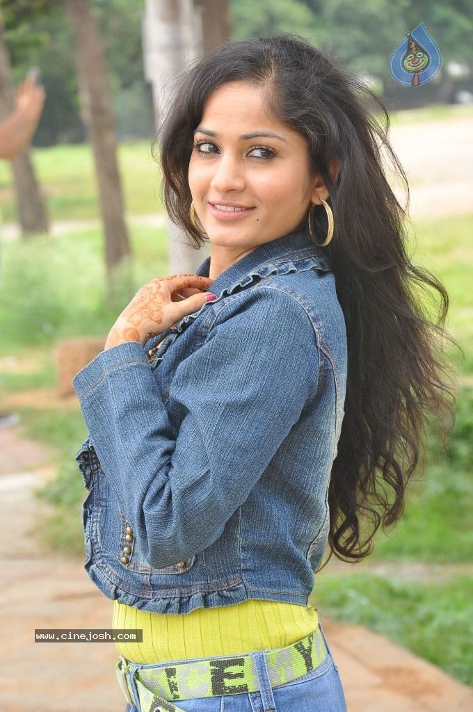 Madhavi Latha New Pics - 62 / 100 photos