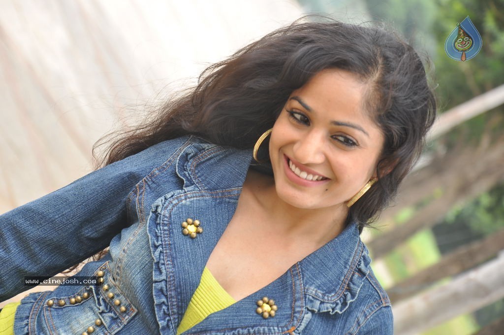 Madhavi Latha New Pics - 66 / 100 photos