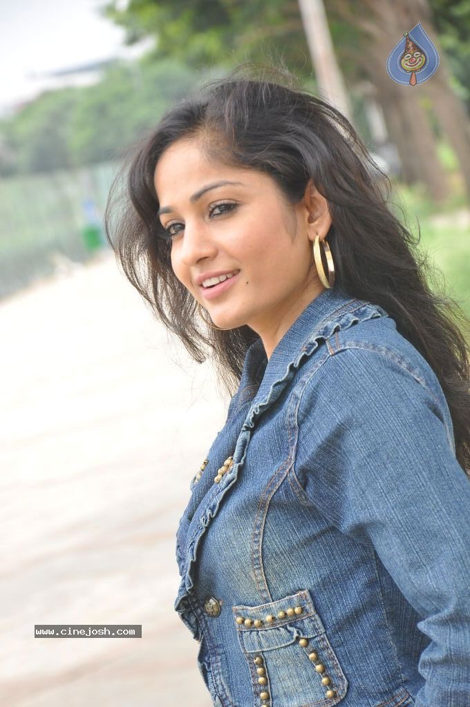 Madhavi Latha New Pics - 72 / 100 photos