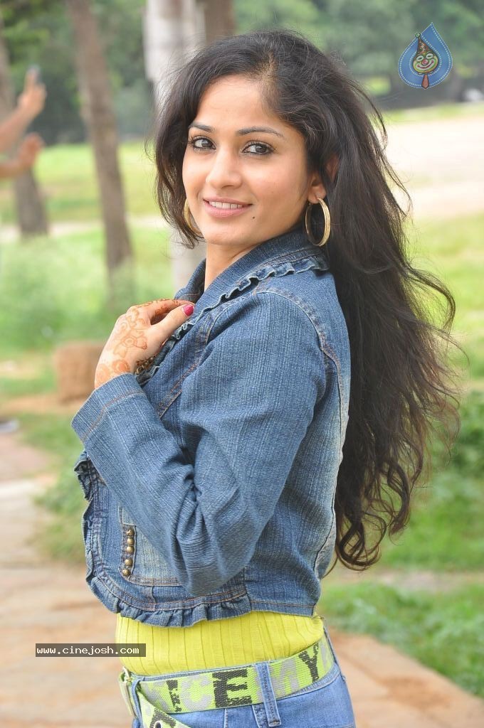 Madhavi Latha New Pics - 74 / 100 photos