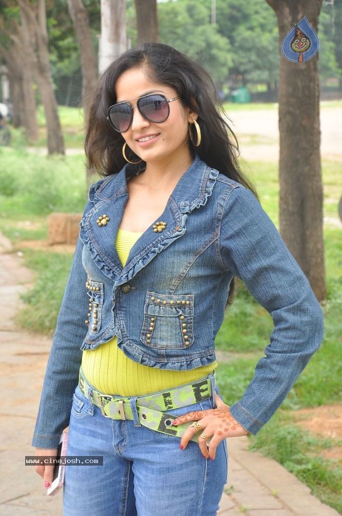 Madhavi Latha New Pics - 76 / 100 photos
