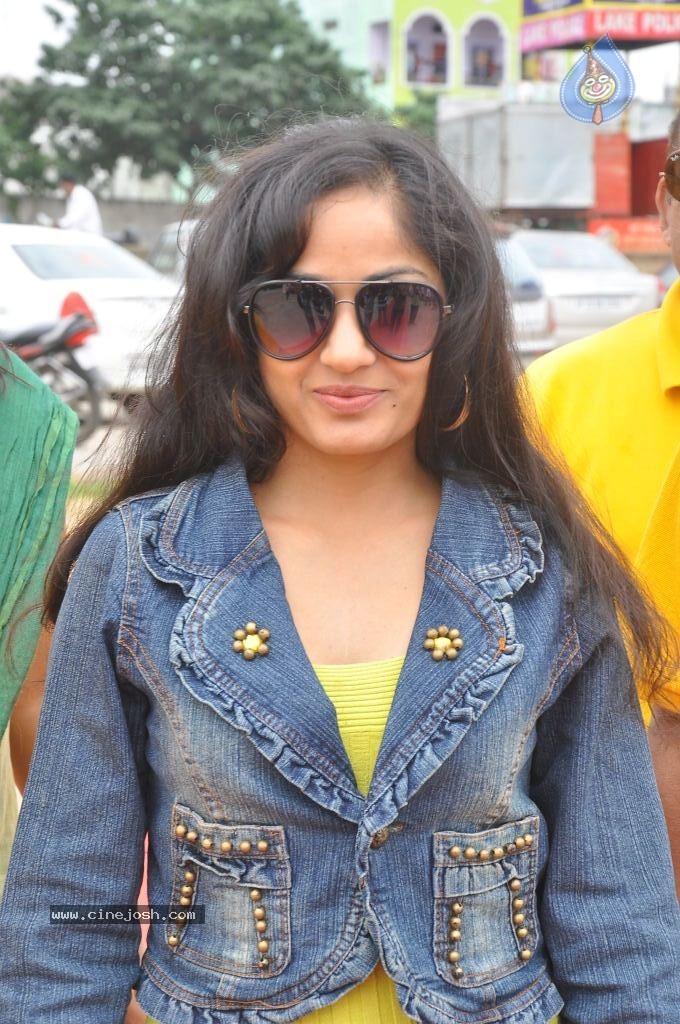Madhavi Latha New Pics - 78 / 100 photos