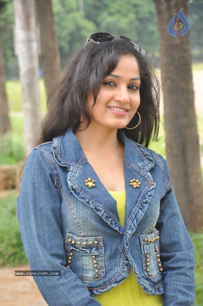 Madhavi Latha New Pics - 80 / 100 photos