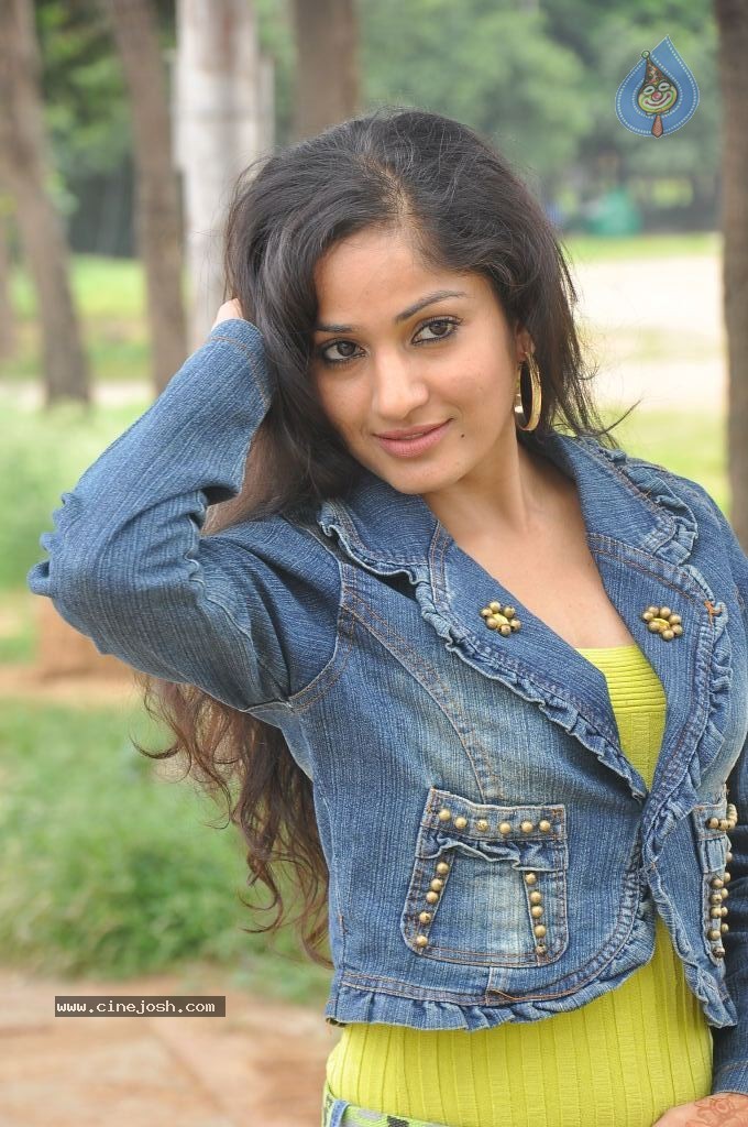 Madhavi Latha New Pics - 83 / 100 photos