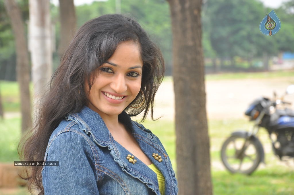 Madhavi Latha New Pics - 84 / 100 photos