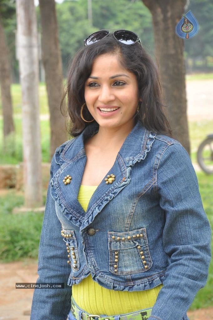 Madhavi Latha New Pics - 85 / 100 photos