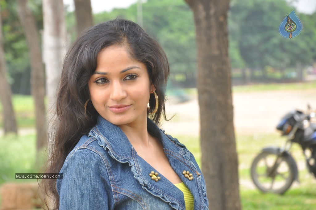 Madhavi Latha New Pics - 89 / 100 photos