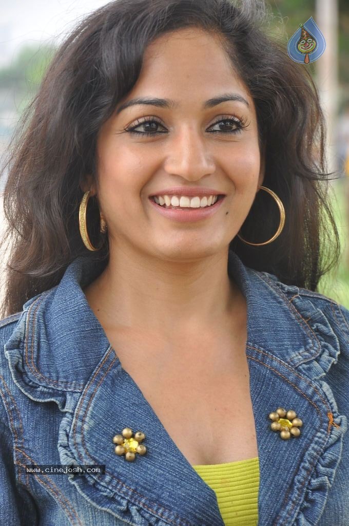 Madhavi Latha New Pics - 93 / 100 photos