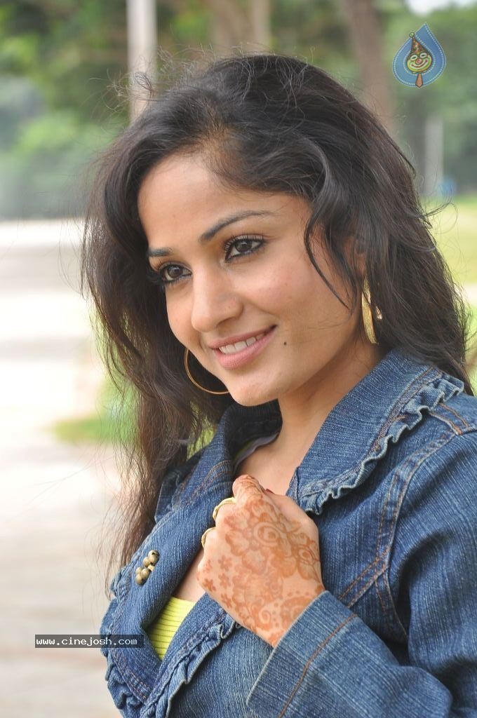 Madhavi Latha New Pics - 96 / 100 photos