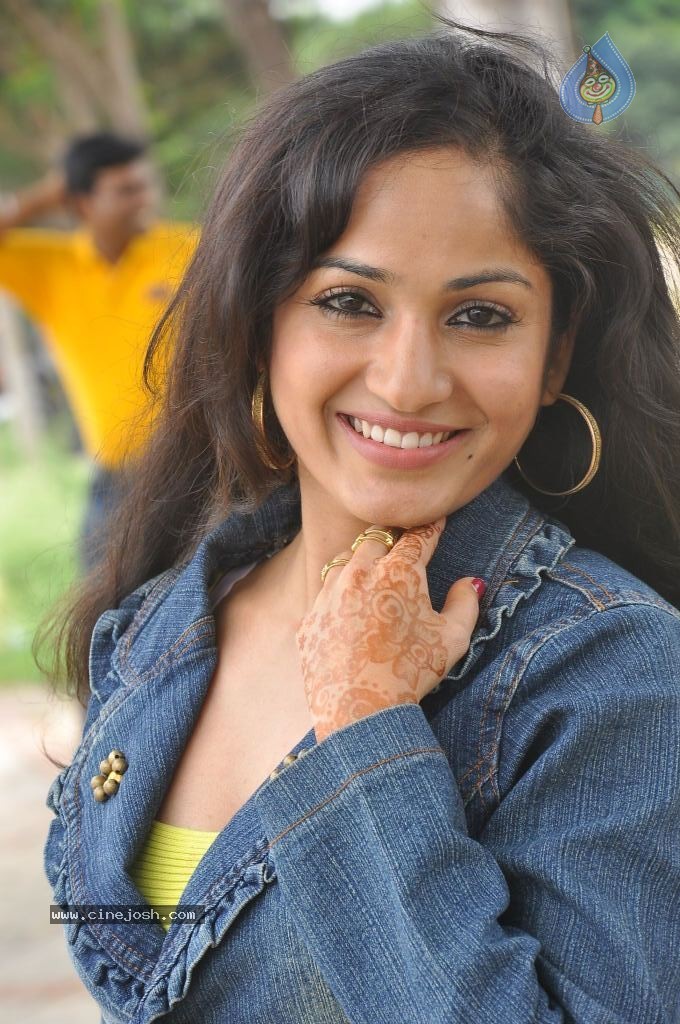 Madhavi Latha New Pics - 97 / 100 photos