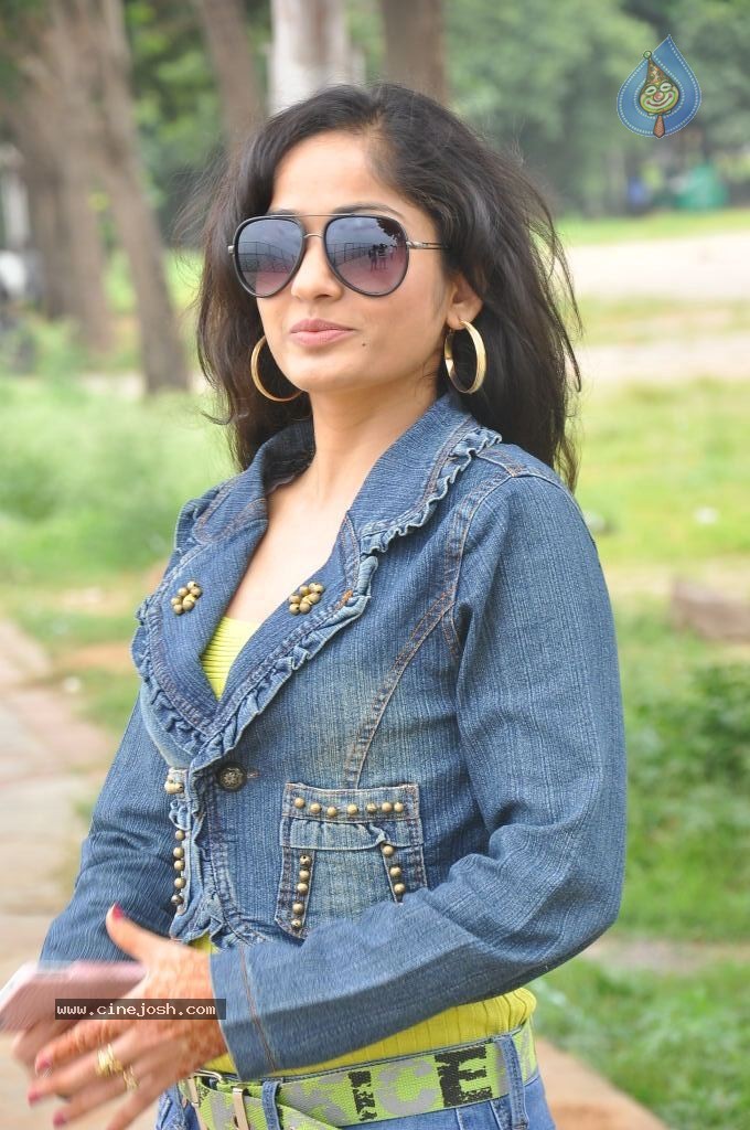 Madhavi Latha New Pics - 99 / 100 photos