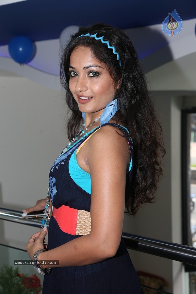 Madhavi Latha New Stills - 6 / 48 photos