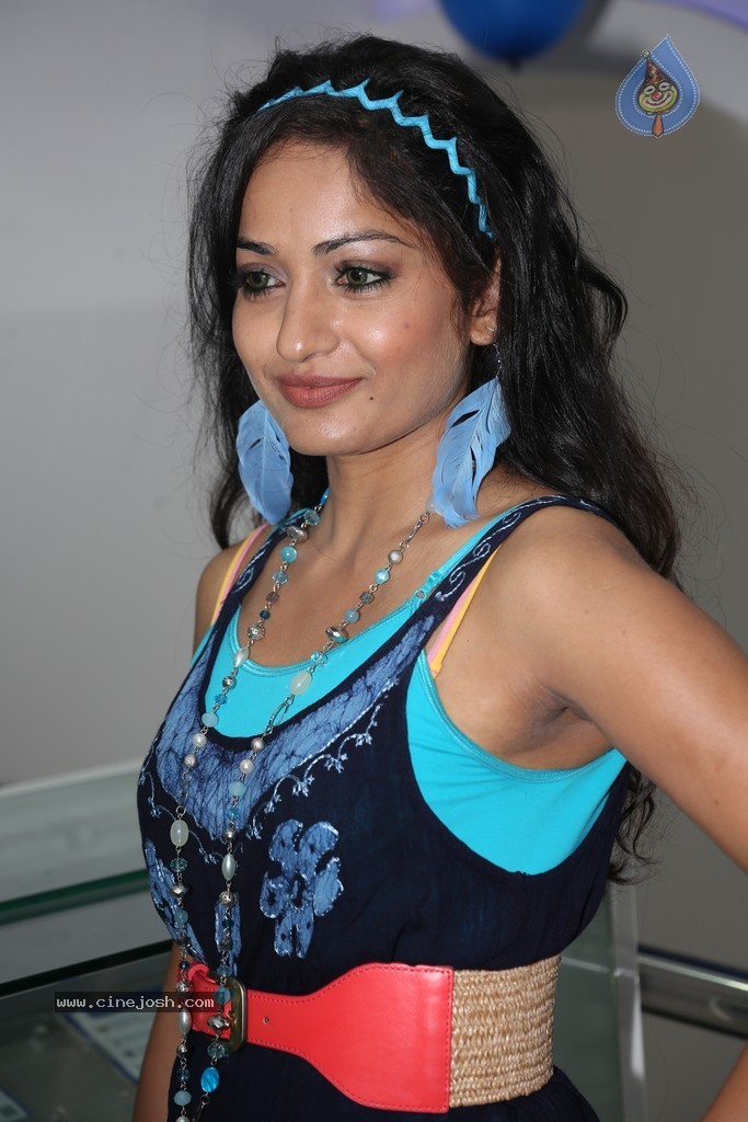 Madhavi Latha New Stills - 8 / 48 photos