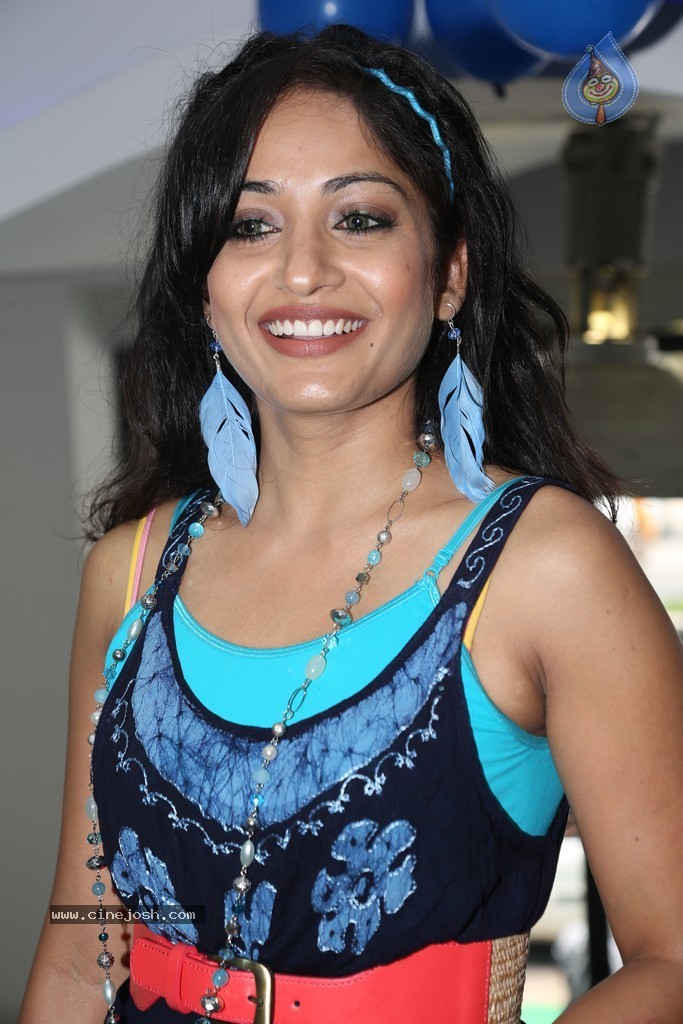 Madhavi Latha New Stills - 26 / 48 photos