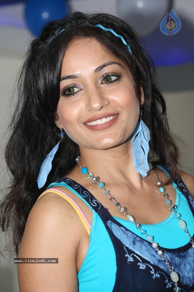 Madhavi Latha New Stills - 27 / 48 photos