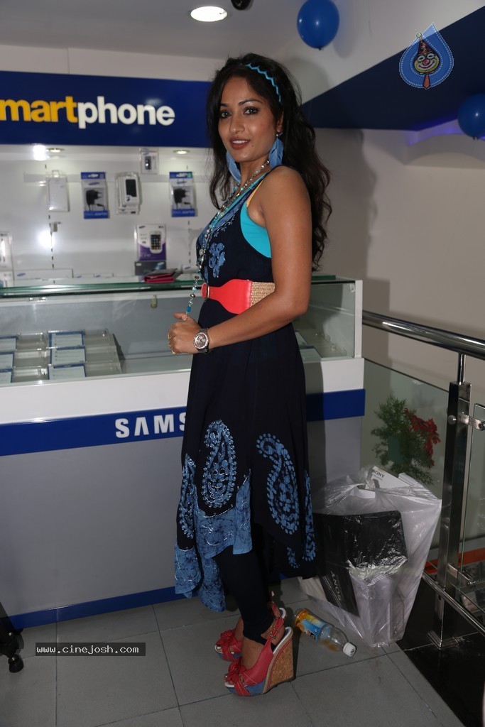 Madhavi Latha New Stills - 28 / 48 photos