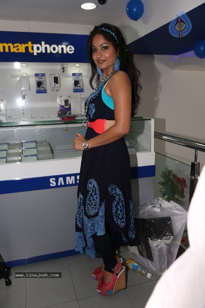 Madhavi Latha New Stills - 34 / 48 photos