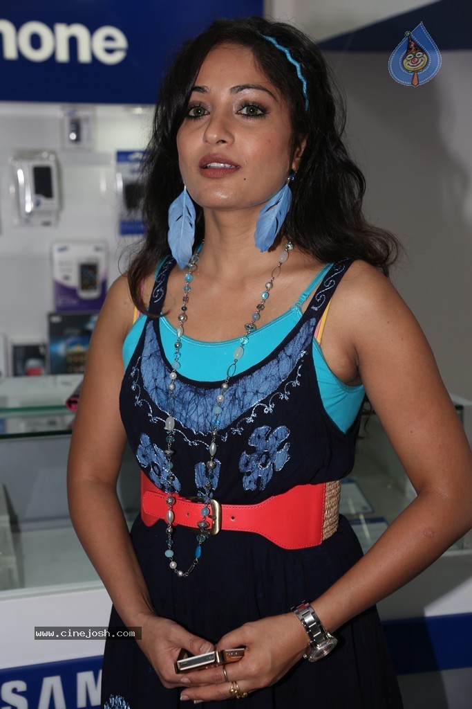 Madhavi Latha New Stills - 41 / 48 photos