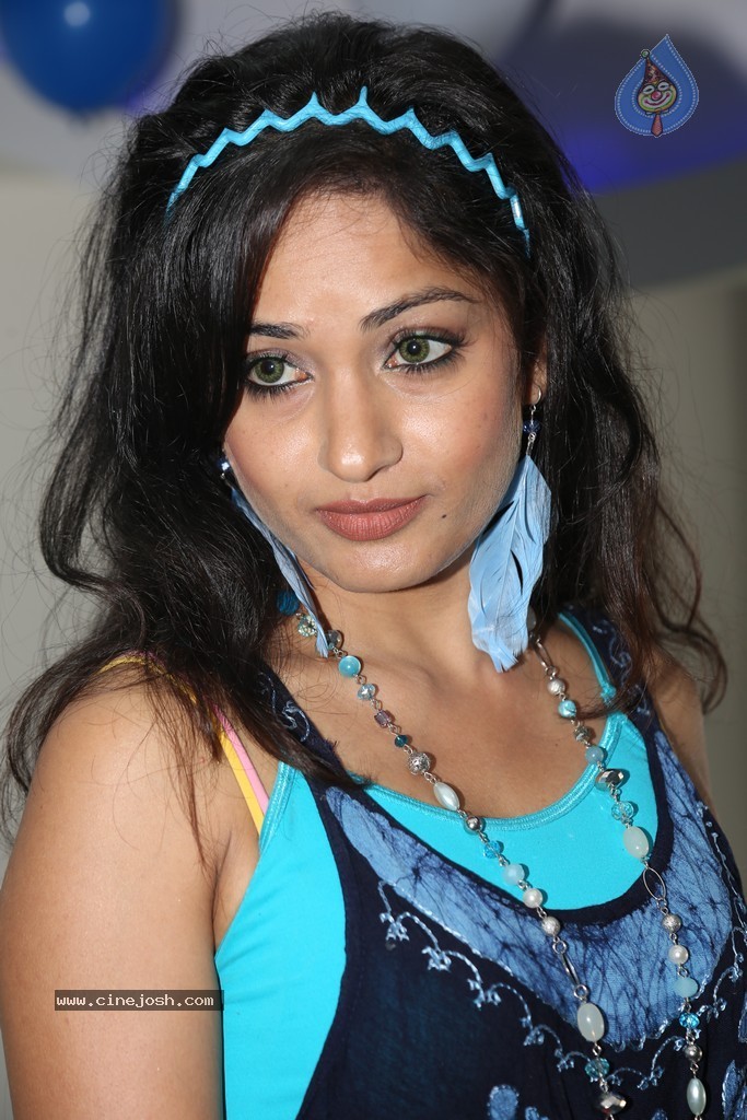 Madhavi Latha New Stills - 47 / 48 photos