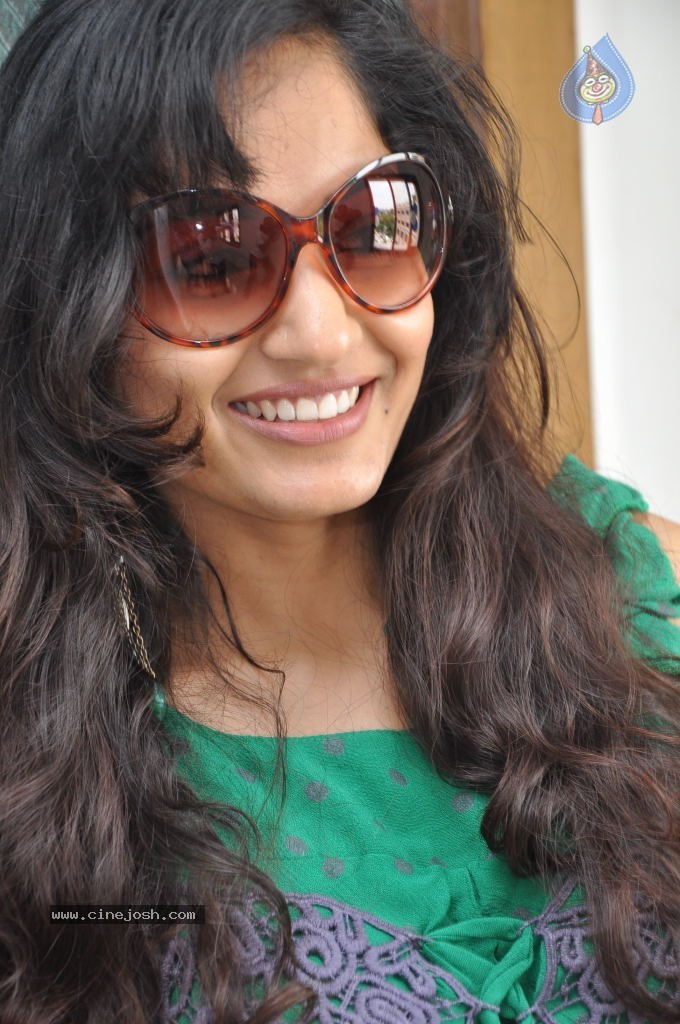 Madhavi Latha New Stills - 6 / 84 photos