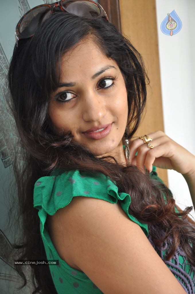 Madhavi Latha New Stills - 8 / 84 photos