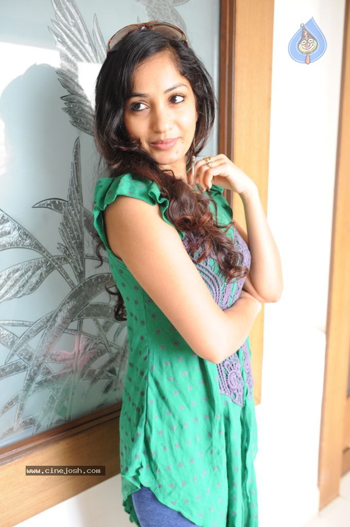 Madhavi Latha New Stills - 12 / 84 photos