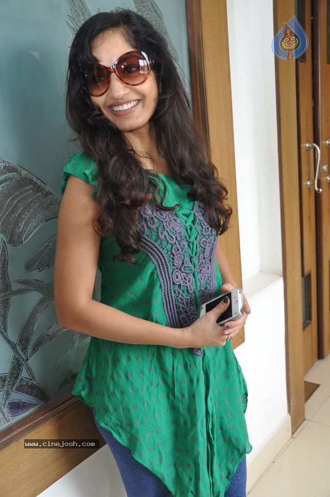 Madhavi Latha New Stills - 16 / 84 photos