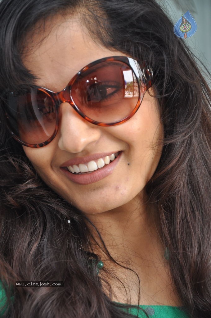 Madhavi Latha New Stills - 24 / 84 photos
