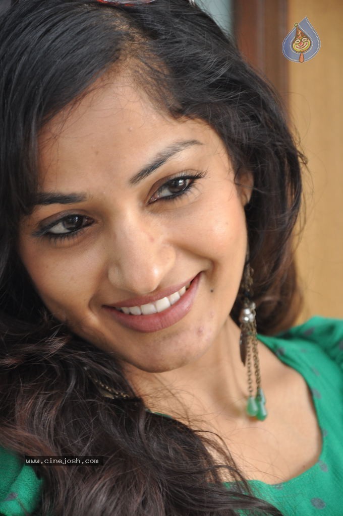 Madhavi Latha New Stills - 26 / 84 photos