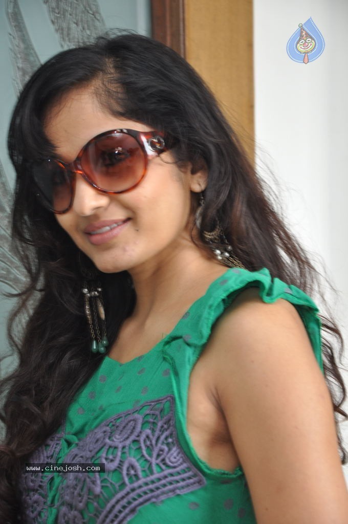 Madhavi Latha New Stills - 41 / 84 photos