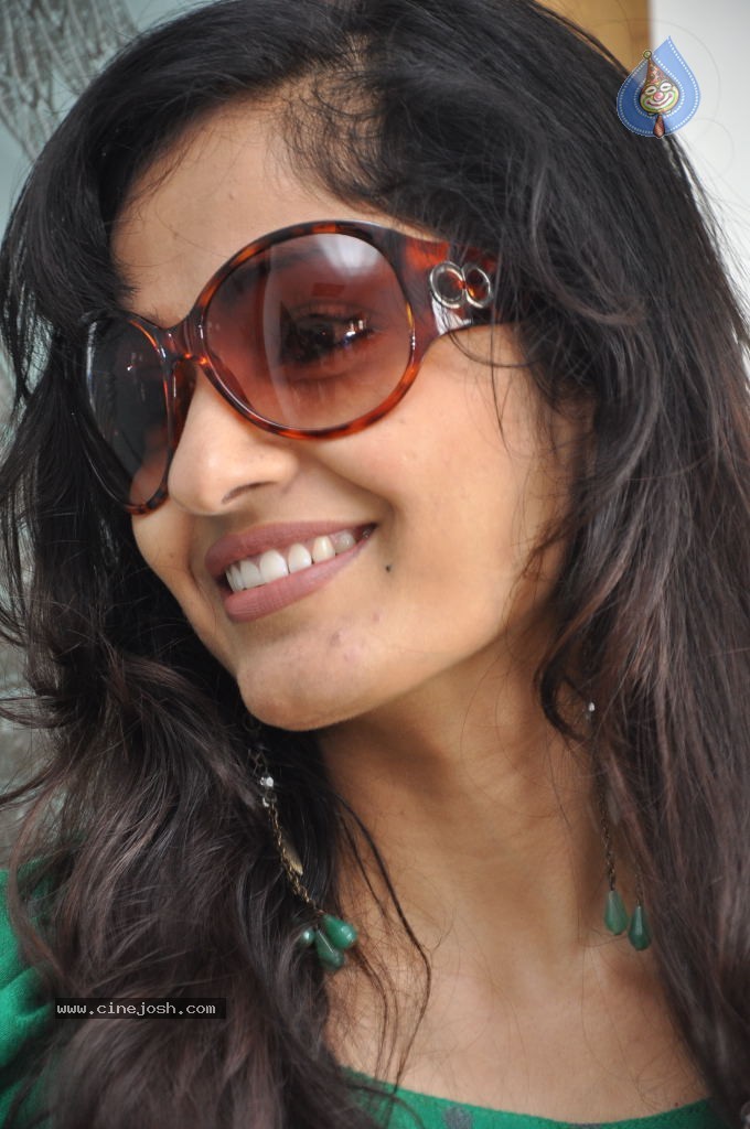 Madhavi Latha New Stills - 50 / 84 photos