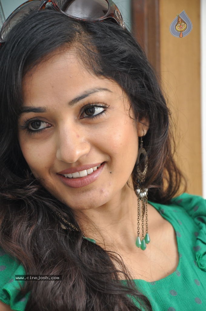 Madhavi Latha New Stills - 62 / 84 photos