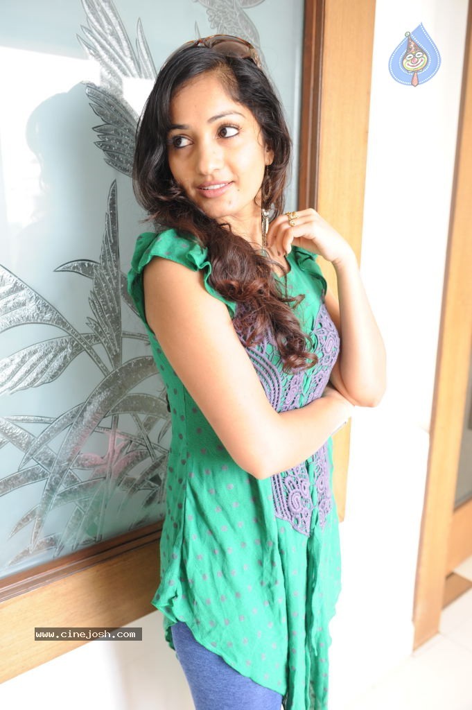 Madhavi Latha New Stills - 63 / 84 photos