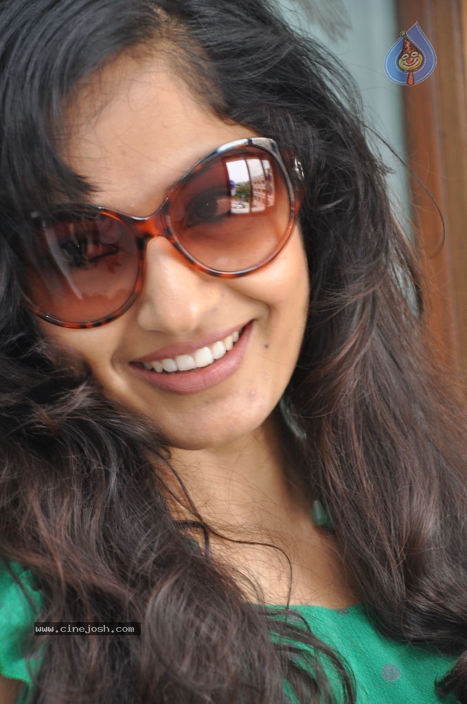 Madhavi Latha New Stills - 72 / 84 photos