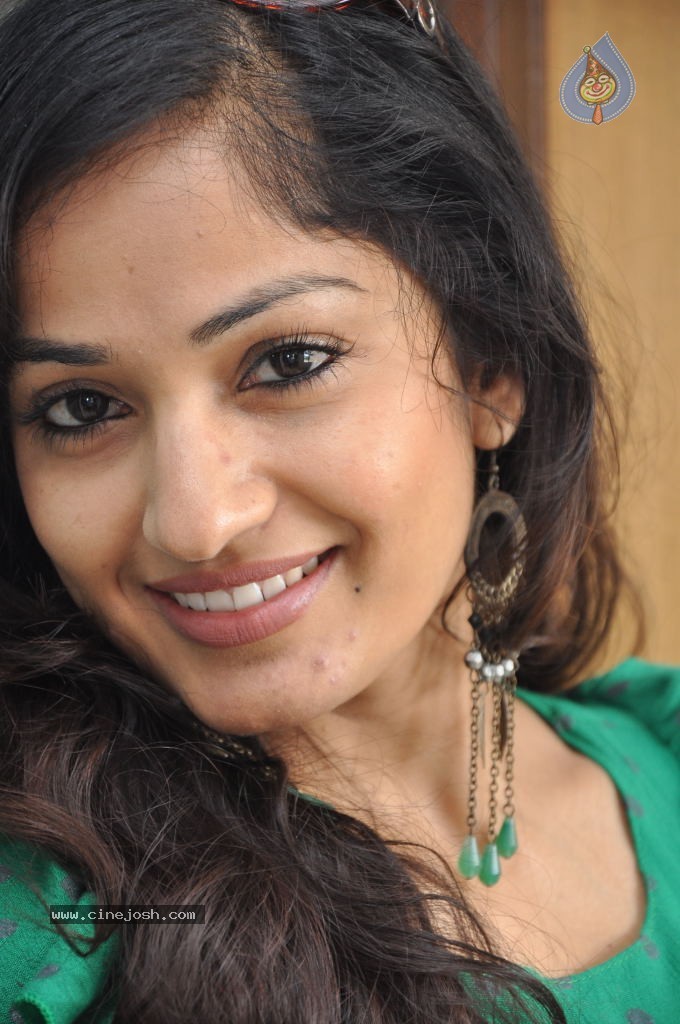 Madhavi Latha New Stills - 76 / 84 photos