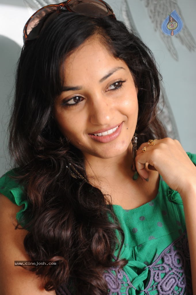 Madhavi Latha New Stills - 79 / 84 photos