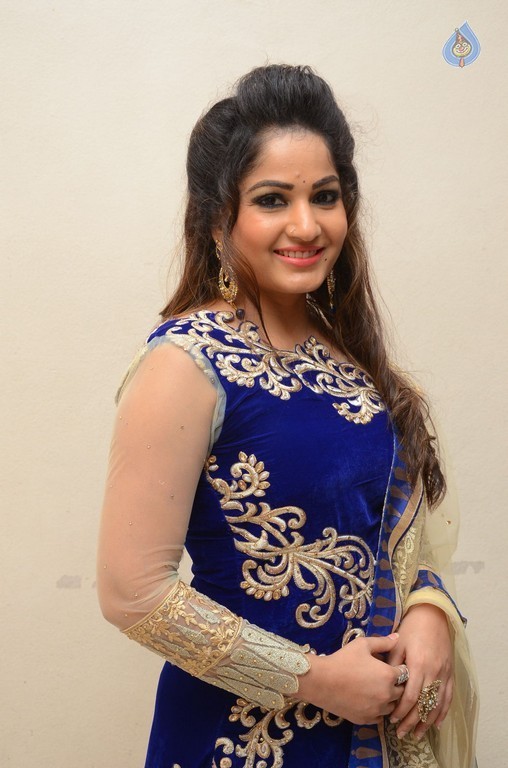 Madhavi Latha New Stills - 6 / 15 photos