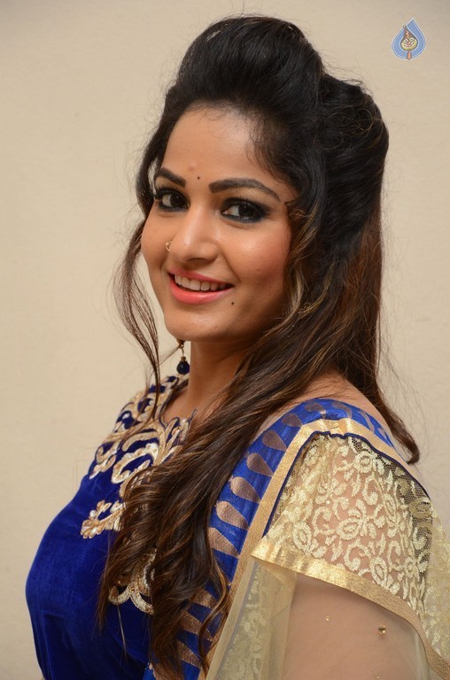 Madhavi Latha New Stills - 7 / 15 photos