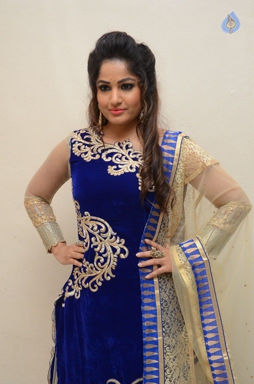 Madhavi Latha New Stills - 11 / 15 photos