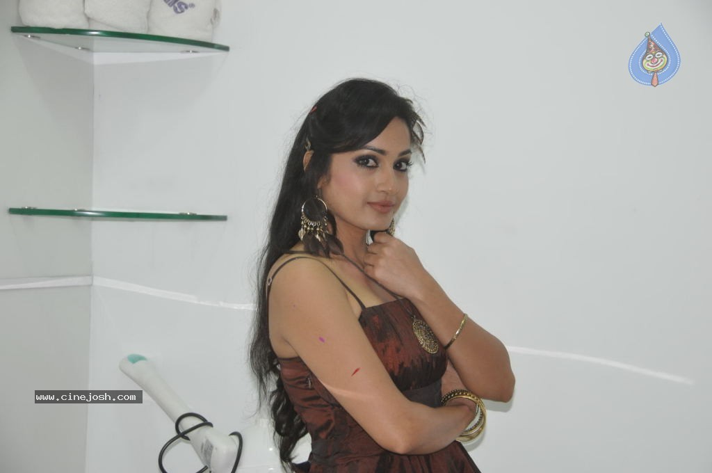 Madhavi Latha Photos - 13 / 32 photos