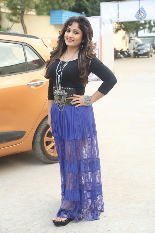 Madhavi Latha Pics - 16 / 27 photos