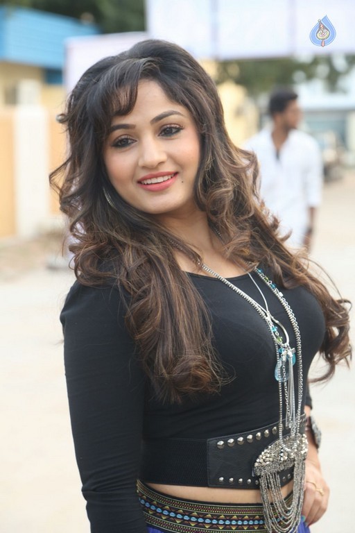 Madhavi Latha Pics - 17 / 27 photos