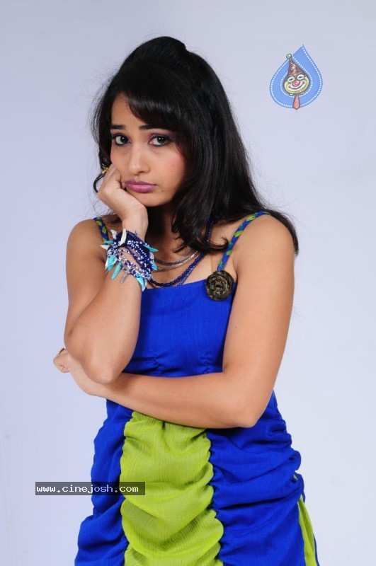 Madhavi Latha Stills - 127 / 210 photos