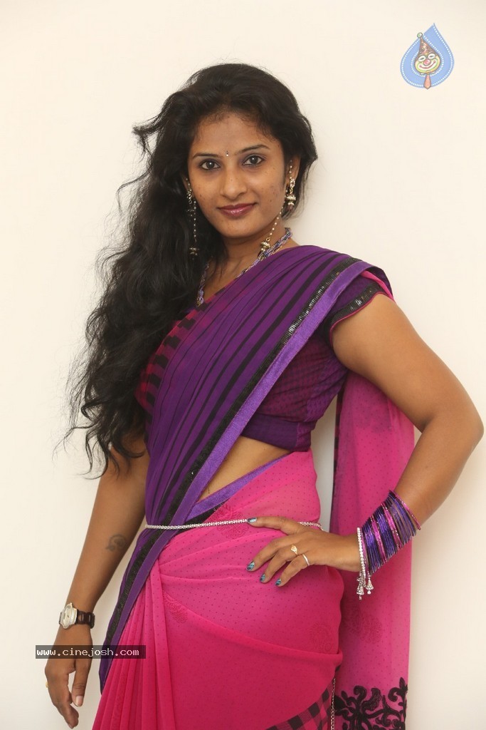 Madhavi Stills - 25 / 71 photos