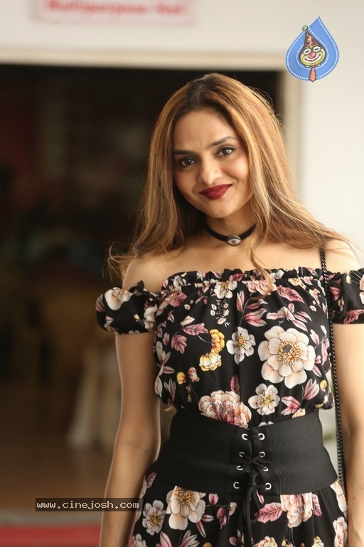 Madhoo New Photos - 3 / 14 photos