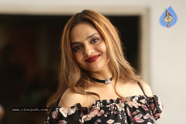 Madhoo New Photos - 14 / 14 photos