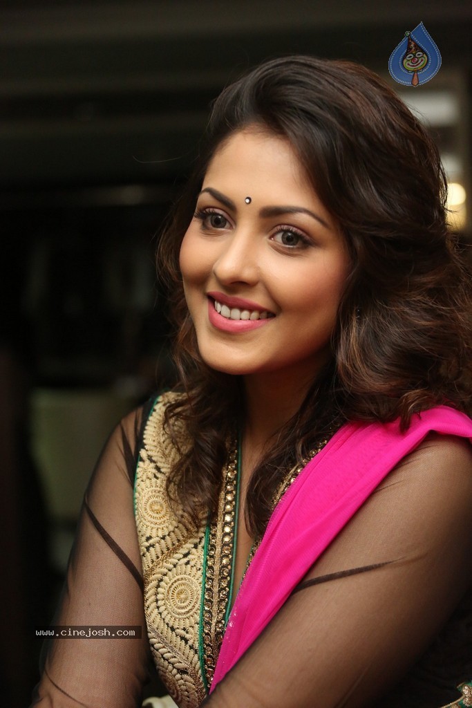 Madhu Shalini Cute Photos - 8 / 91 photos
