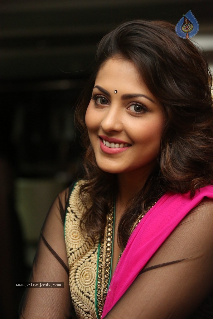 Madhu Shalini Cute Photos - 10 / 91 photos