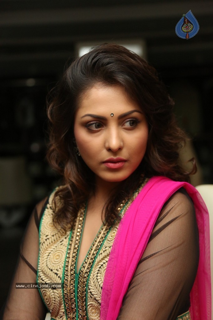 Madhu Shalini Cute Photos - 18 / 91 photos