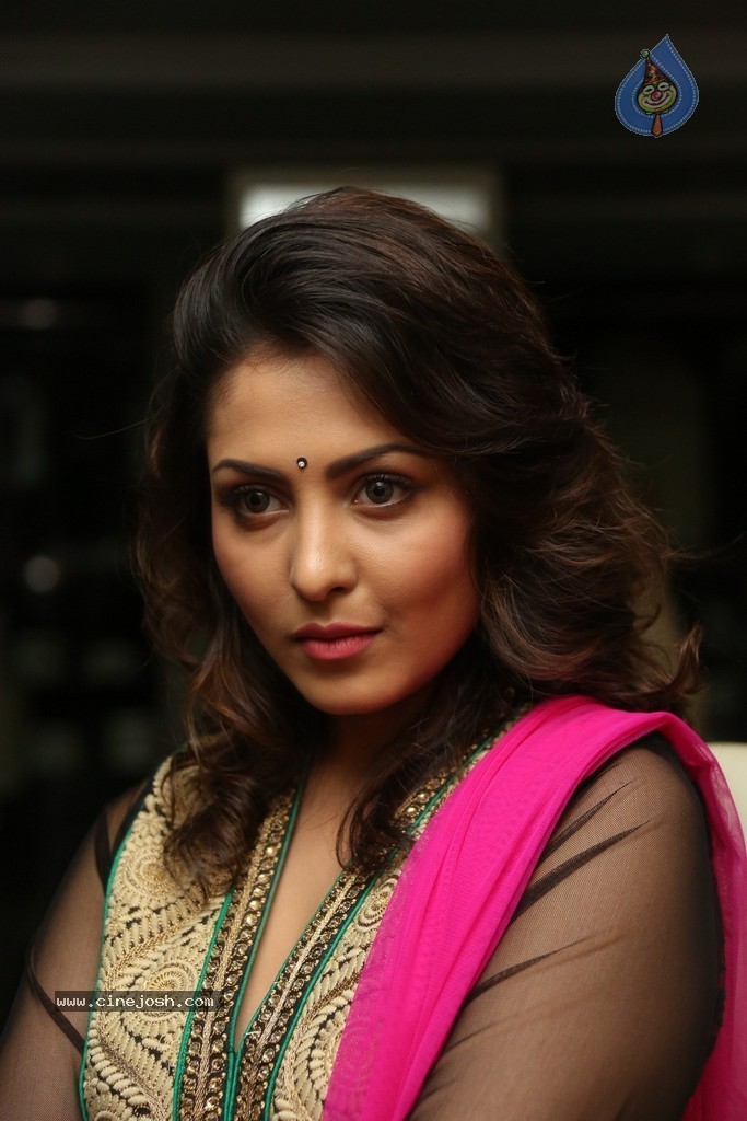 Madhu Shalini Cute Photos - 22 / 91 photos